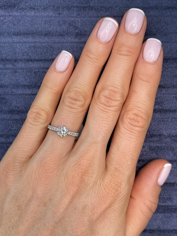 Помолвочное кольцо из платины с бриллиантами (049136)