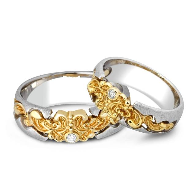 Кольцо обручальное из комбинированного золота с бриллиантом (002071)