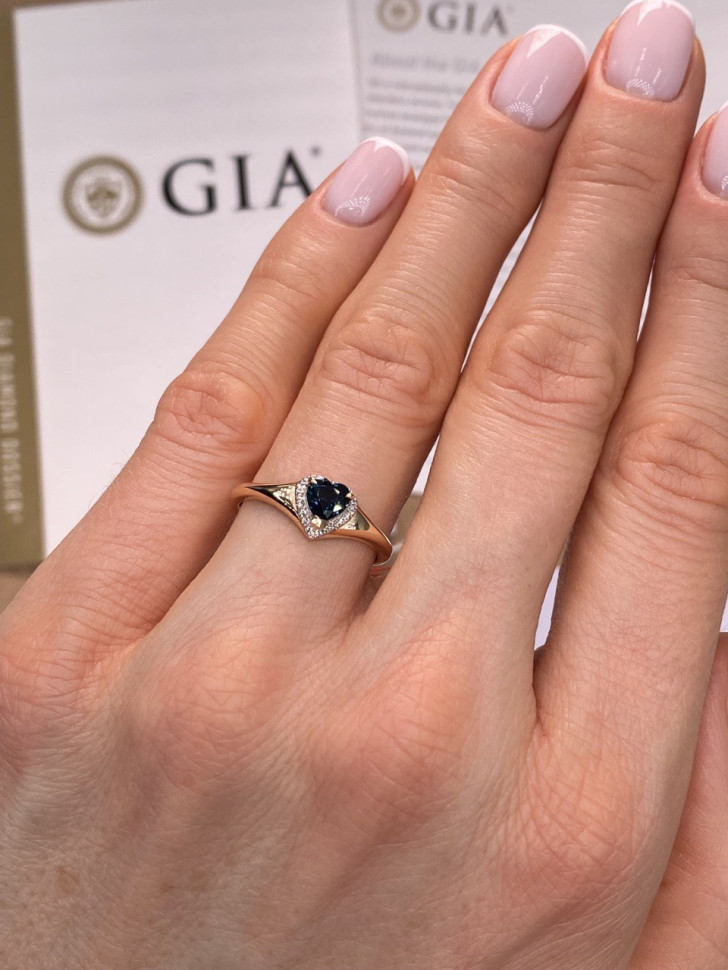 Помолвочное кольцо из красного золота с бриллиантами и сапфиром 