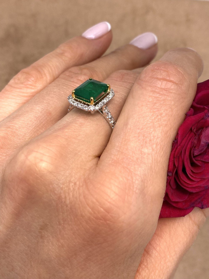 Кольцо из белого золота с бриллиантами и изумрудом (053526)